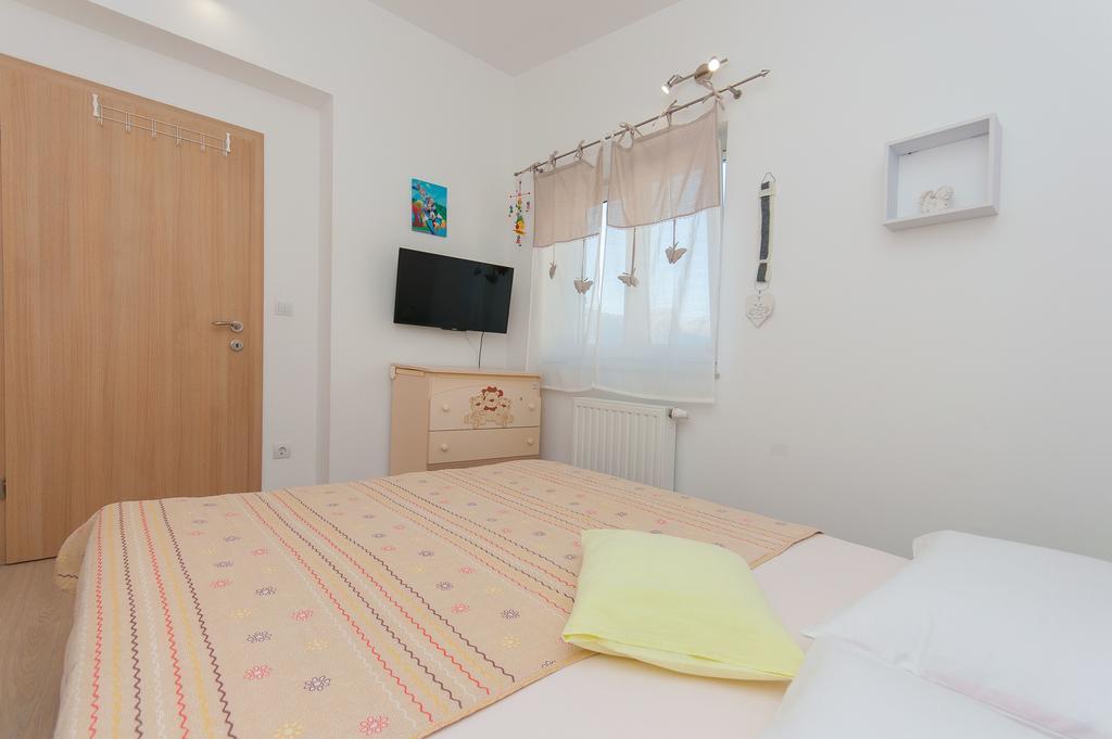Apartment Lelas 奥米什 外观 照片