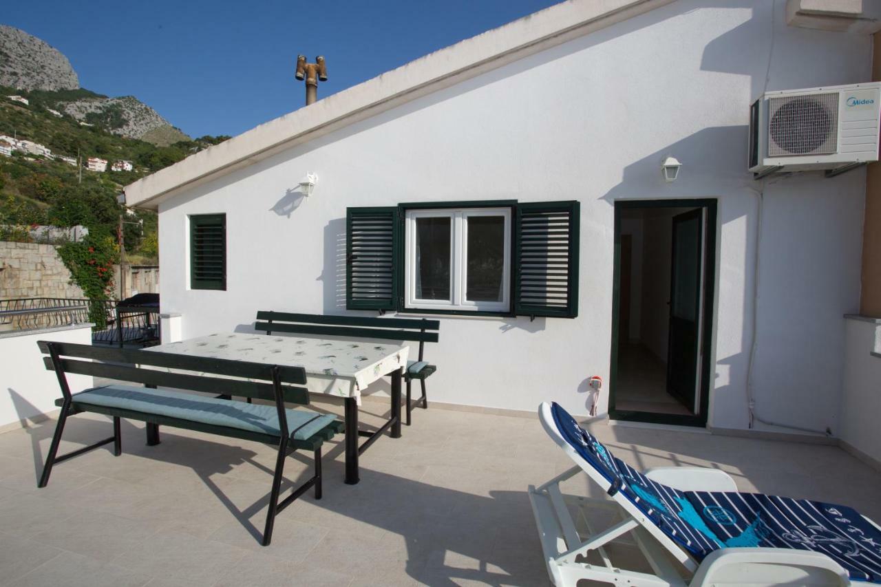 Apartment Lelas 奥米什 外观 照片